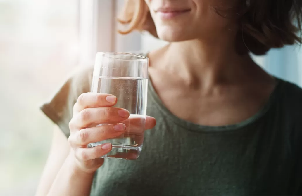femme avec un verre d'eau