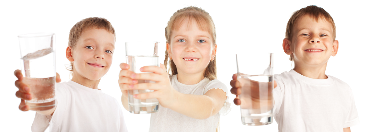 enfants avec des verres d'eau